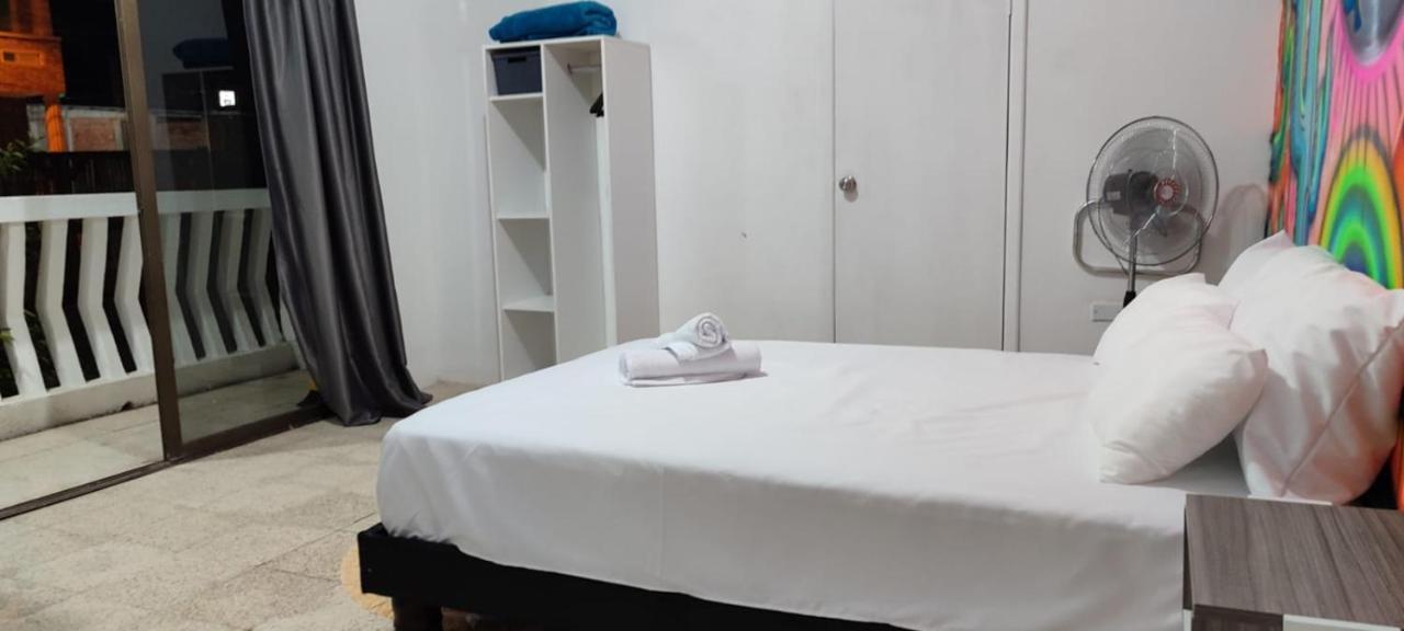 Garden House Puerto Lopez Hotel Екстериор снимка